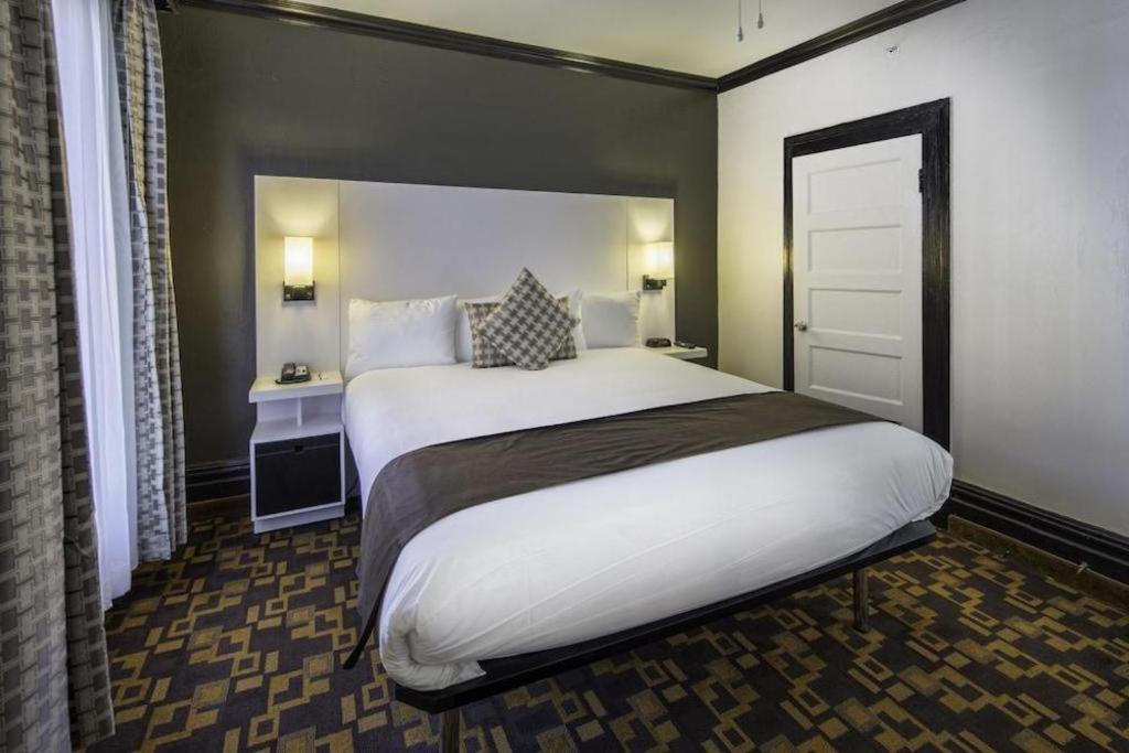Adante Hotel, A C-two
